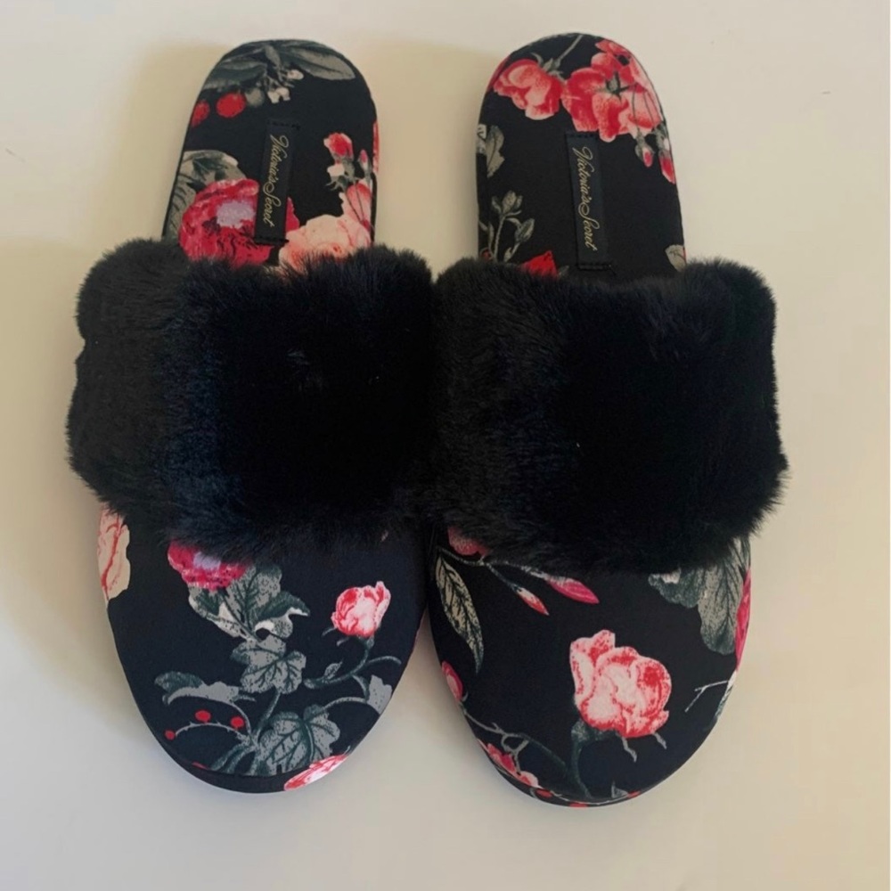 NWT VICTORIA SECRET Slide Slippers Black Roses Faux Fur Indoor Size Small 5-6